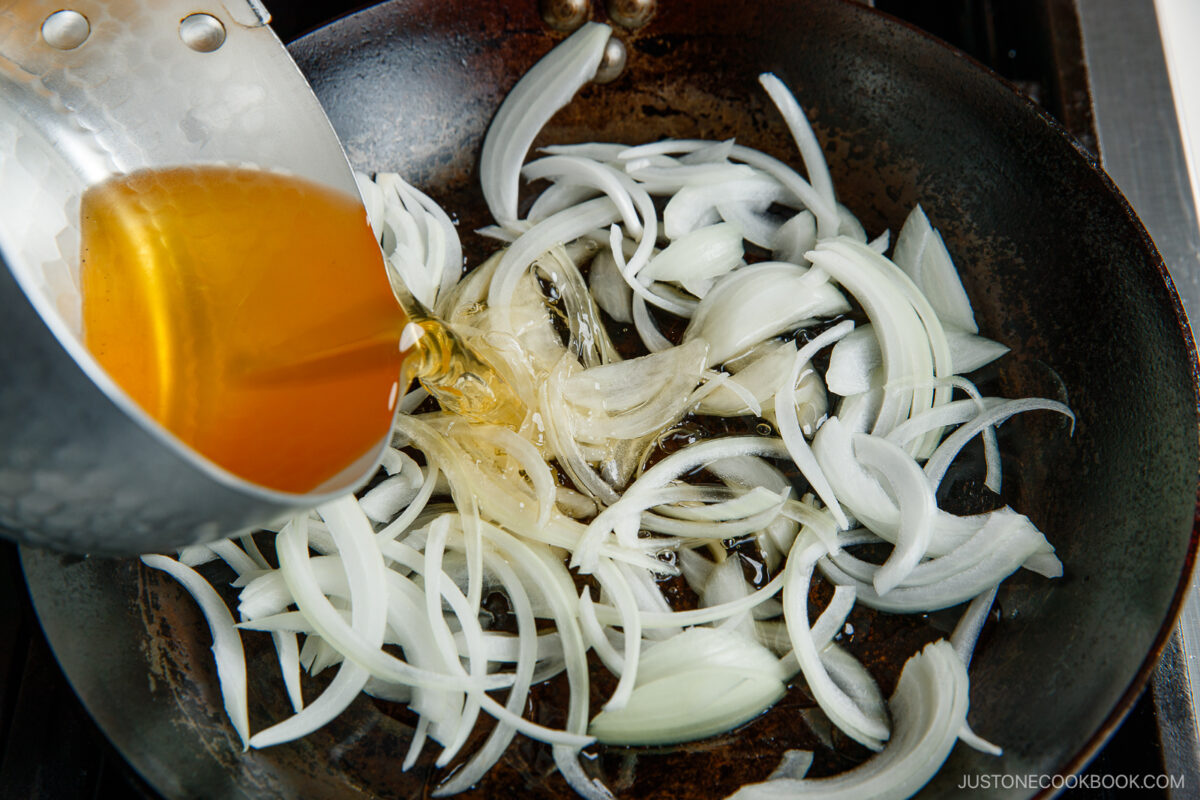 Cook the onion with dashi.