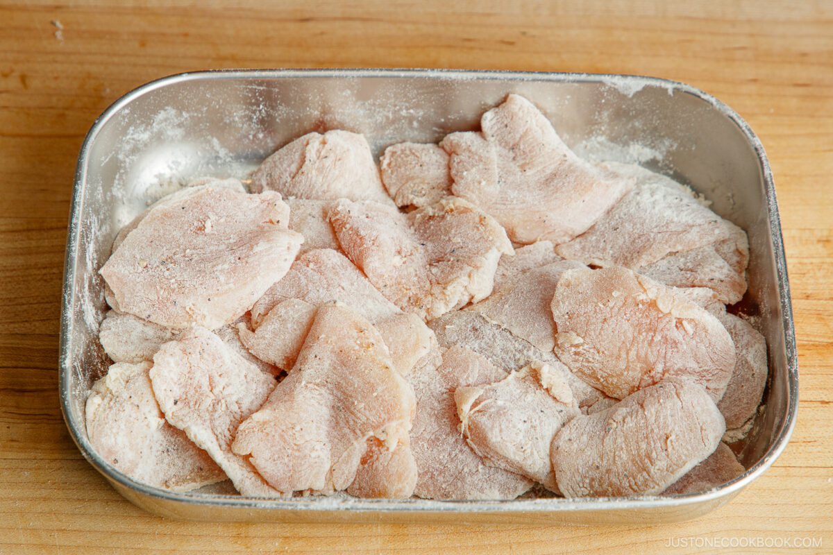 Chicken breast pieces coated with the flour.