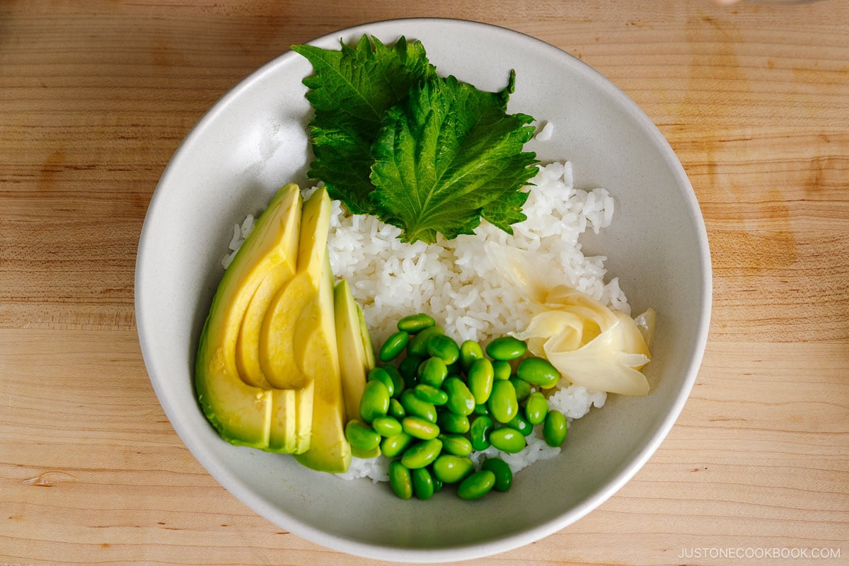 Serve the steamed rice and put the other ingredients on top.