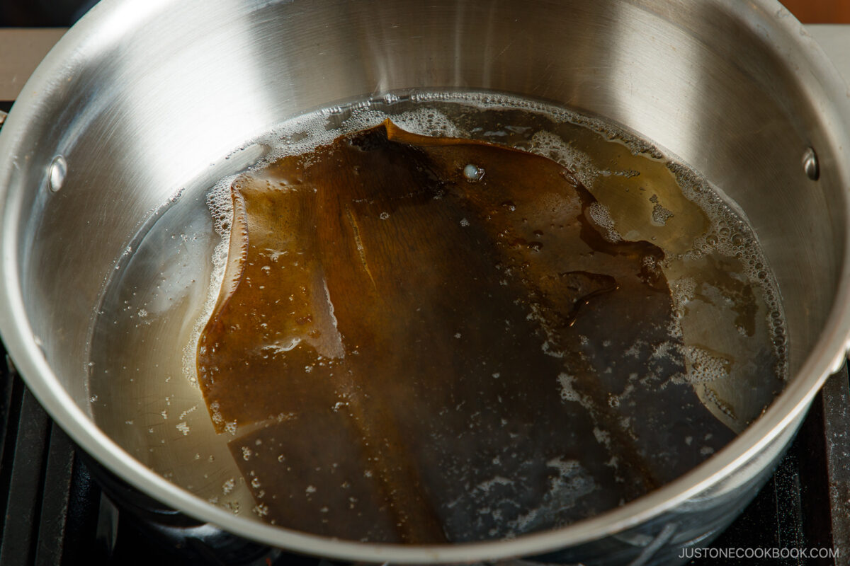 Making the kombu dashi using the kombu and water.