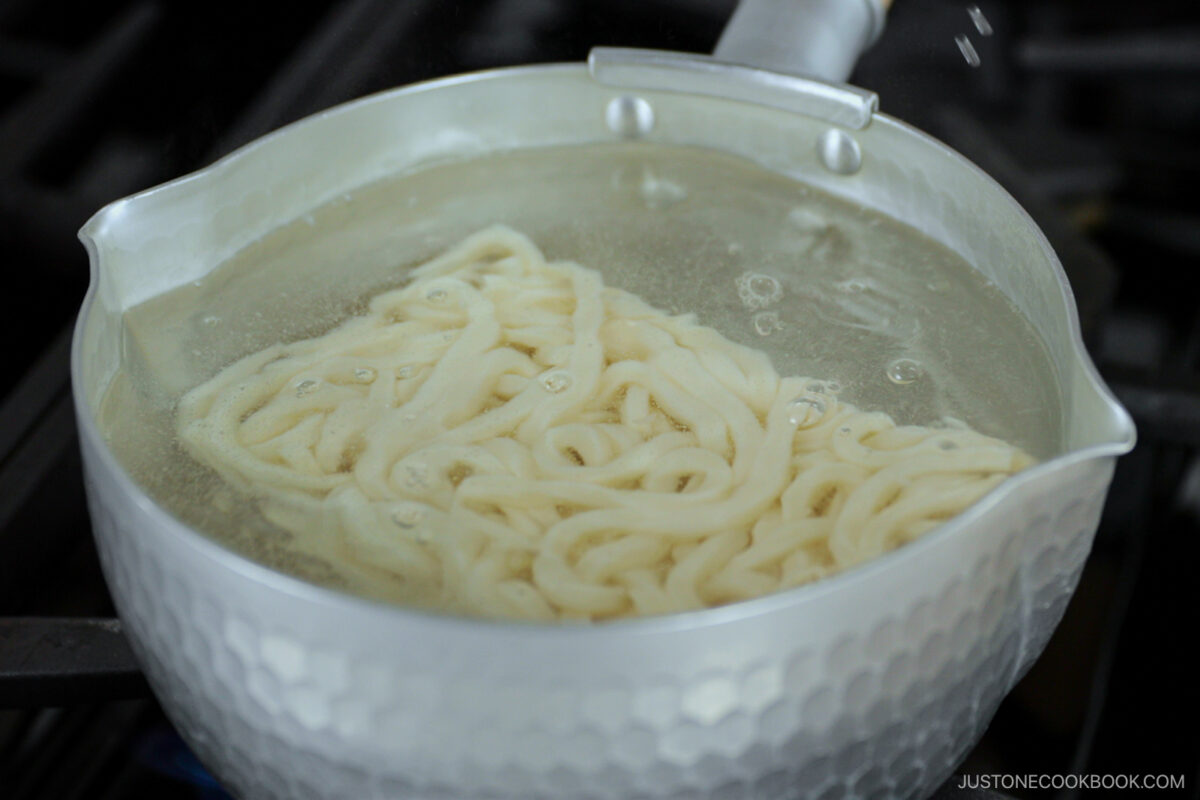 Cook the frozen udon noodles.