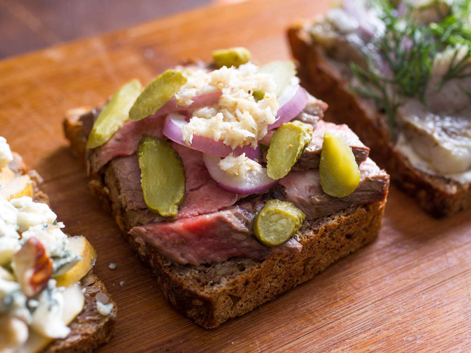 A smørrebrød with roast beef, pickles, shallots and freshly grated horseradish.