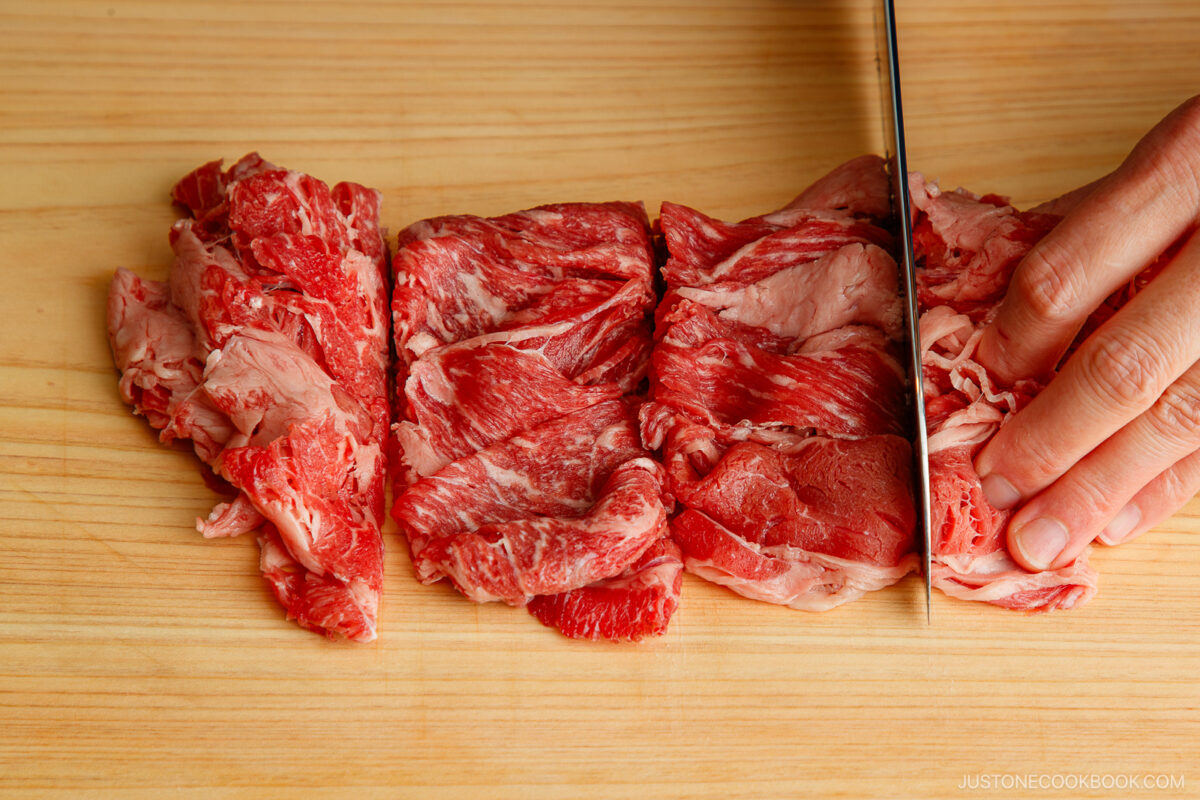 Cut the thinly sliced beef into small pieces.