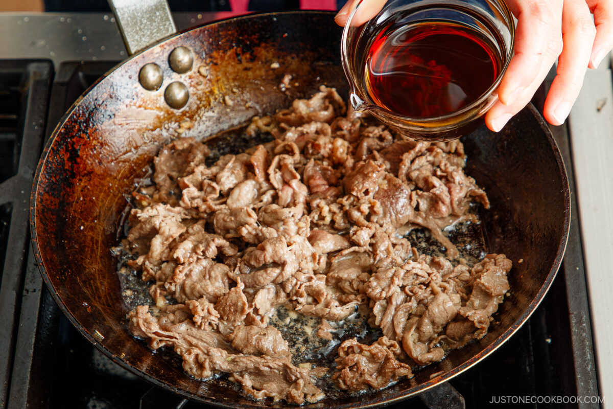 Add the ponzu sauce over the beef.