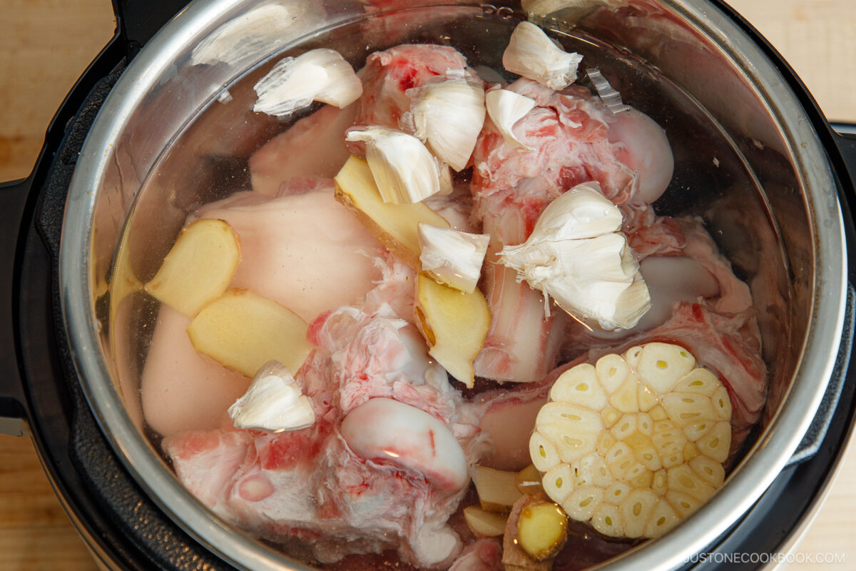 Put all the ingredients for cooking the tonkotsu broth.